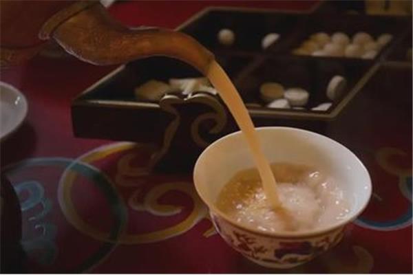 金杯银杯斟满酒