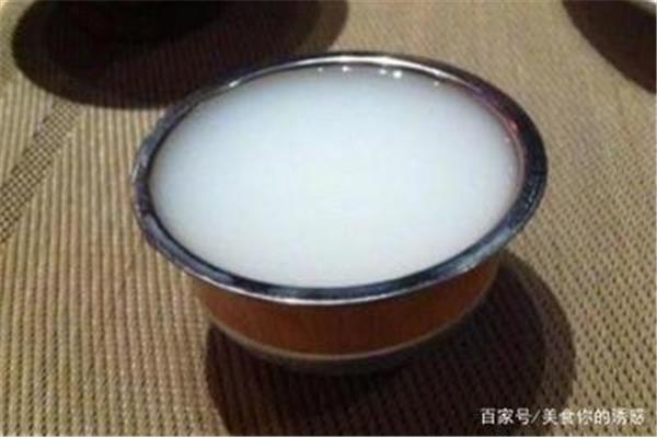 金杯银杯斟满酒