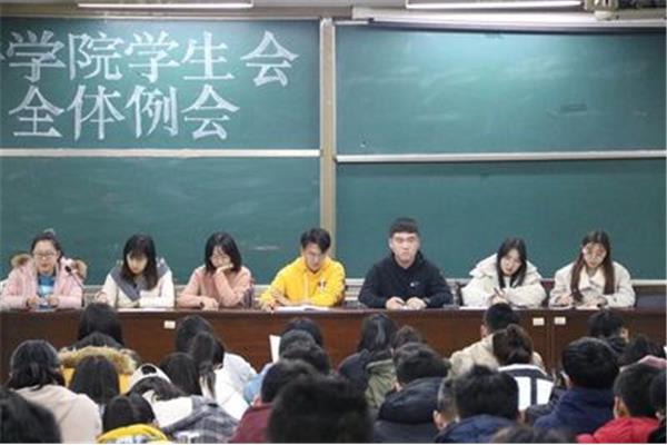 大学生干部