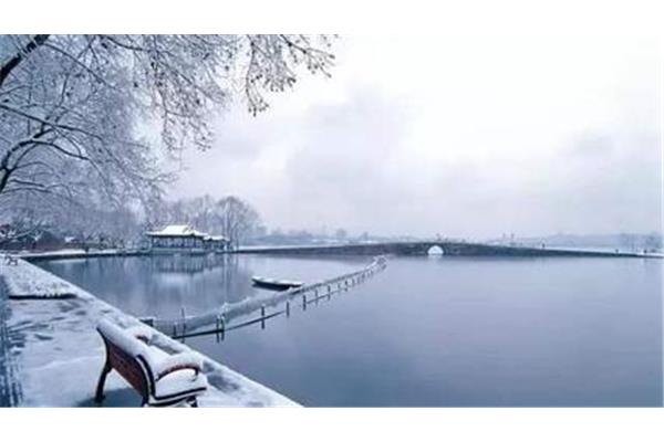 西湖的雪景