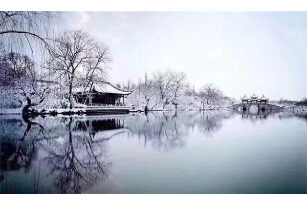 西湖的雪景