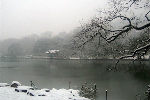 西湖的雪景