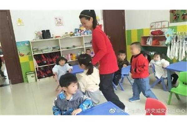 幼儿园阿姨