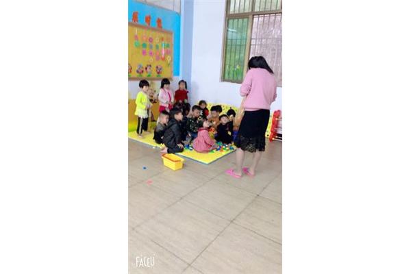 幼儿园阿姨
