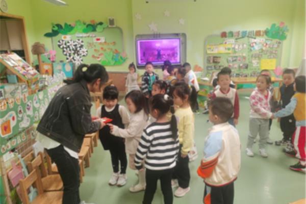 幼儿园阿姨