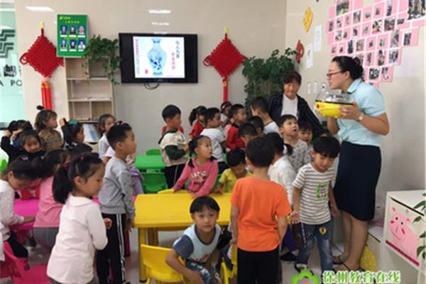 幼儿园阿姨