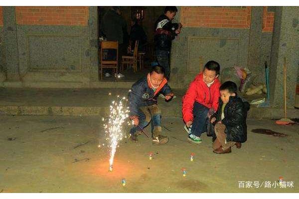 小孩放烟花图片