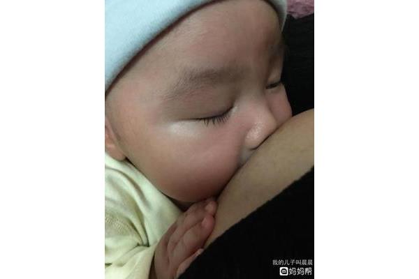两个月的宝宝吃手
