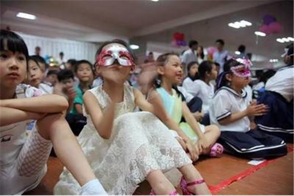 六一后台换衣服