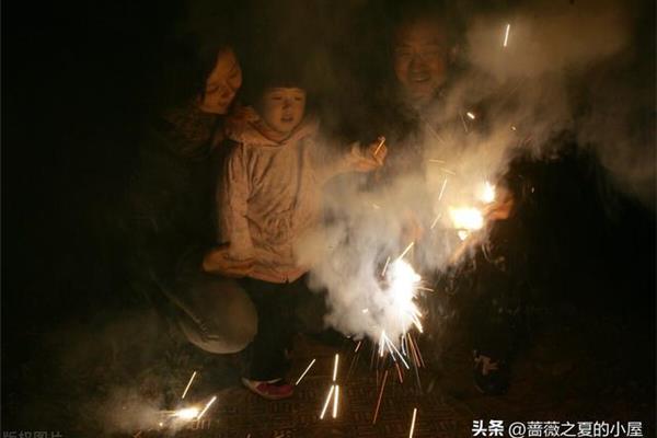 小孩放烟花图片