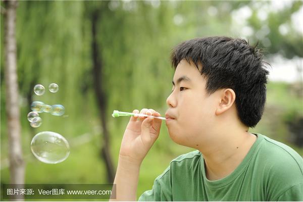 吹肥皂泡的少年