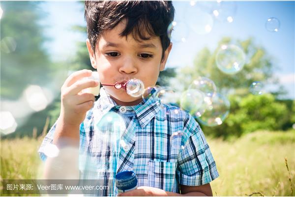 吹肥皂泡的少年