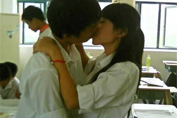 小学生亲亲