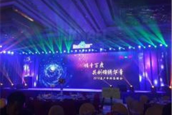 年会会场布置图片