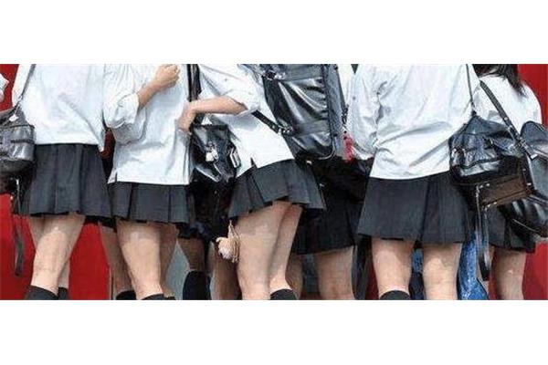 女生穿超短裙
