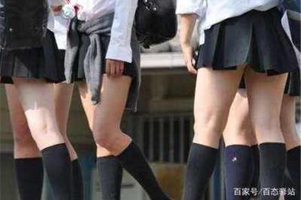女生穿超短裙