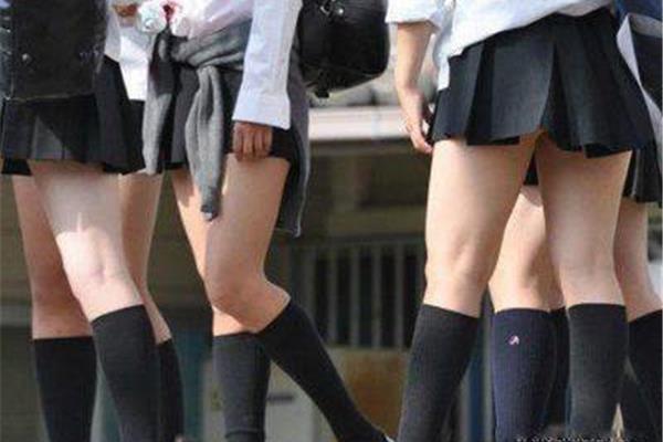 女生穿超短裙