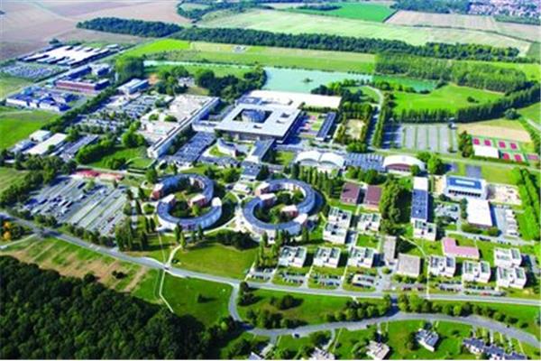 巴黎萨克雷大学