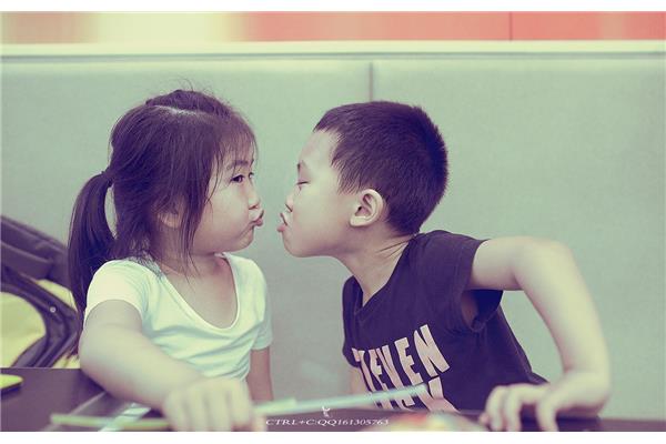 小孩子亲吻