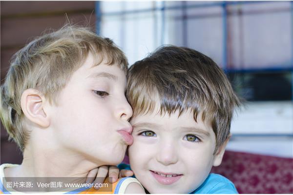 小孩子亲吻