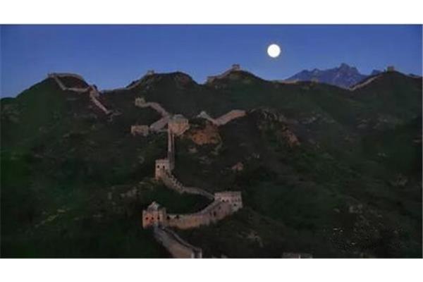 高高秋月照长城