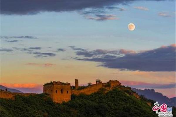 高高秋月照长城