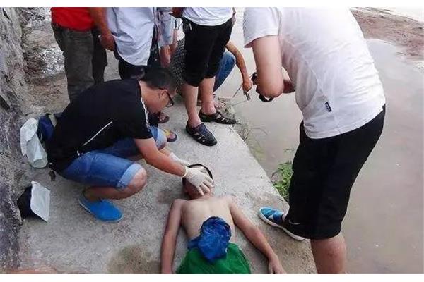 单警官事件