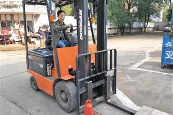 学叉车要多少学费