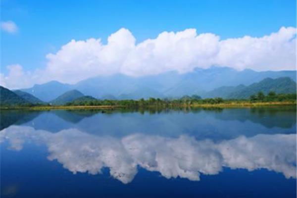 平静的湖水像什么