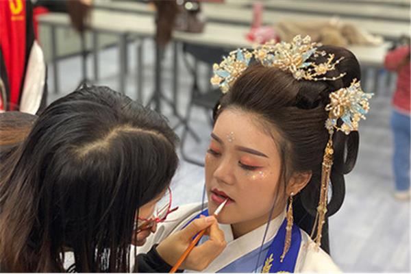化妆培训的学费
