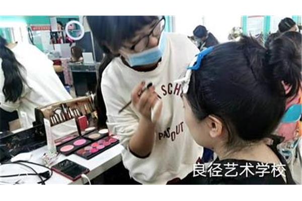 化妆培训的学费