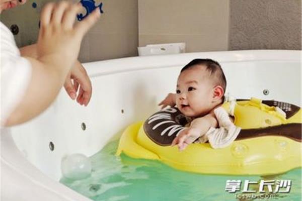 婴儿天天洗澡好吗