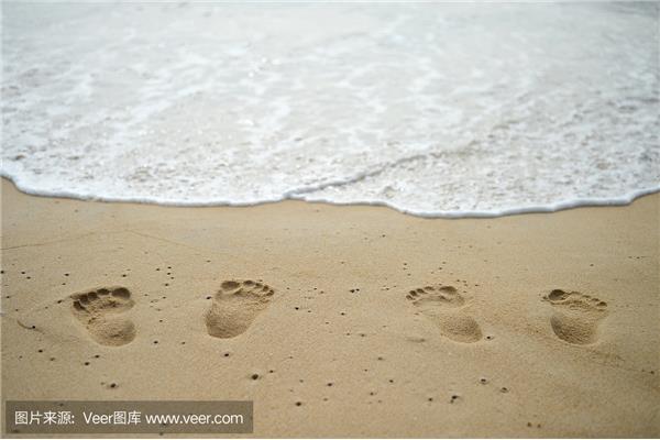 沙滩上的脚印