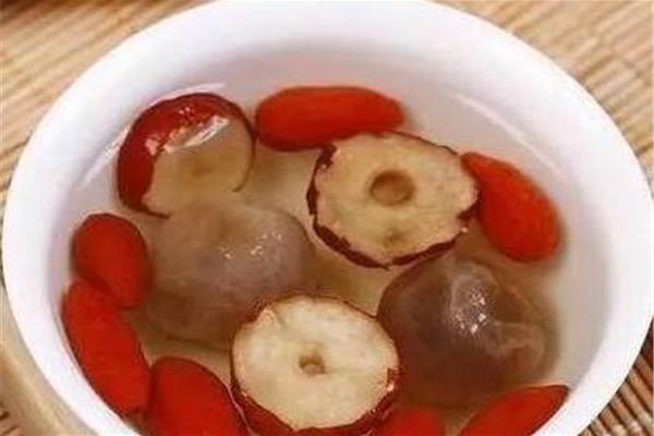 桂圆红枣汤的做法