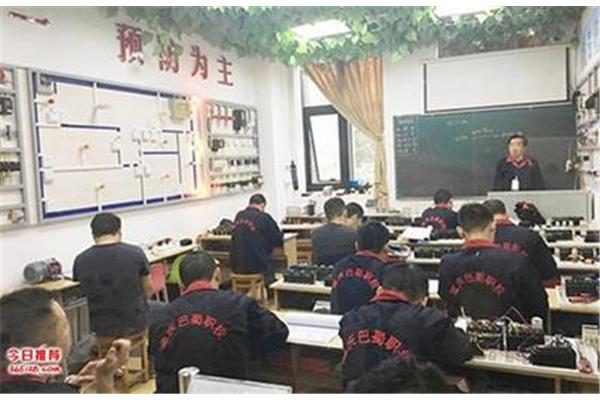 学电工哪个学校好