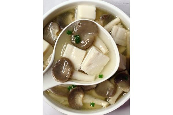 平菇豆腐汤的做法