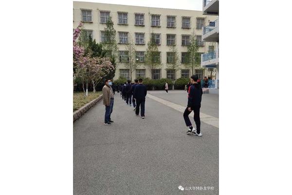 山大华特卧龙学校