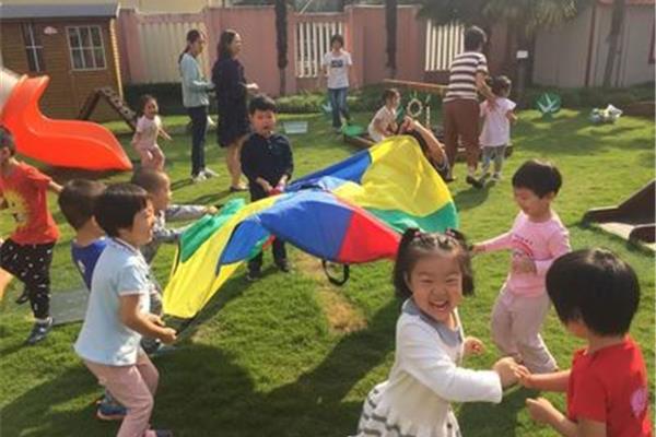 幼儿户外活动