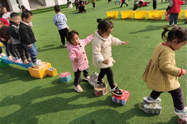 幼儿户外活动