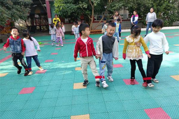 幼儿户外活动