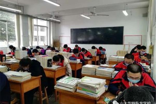 山大华特卧龙学校