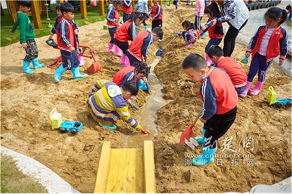 幼儿户外活动