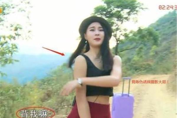 赤脚走路黑脚底