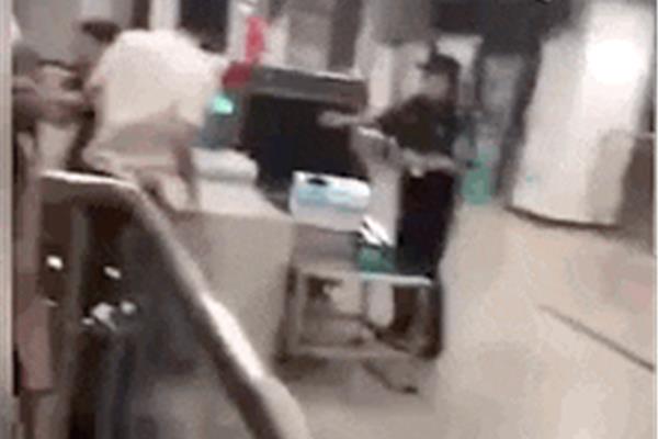 地铁安检员