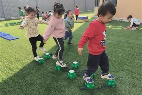 小班户外体育游戏