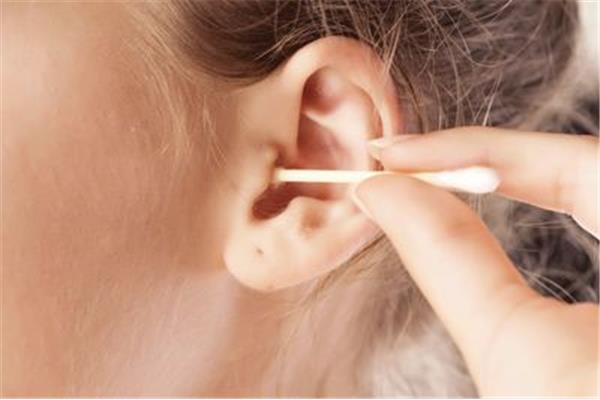 耳背后面一搓就臭