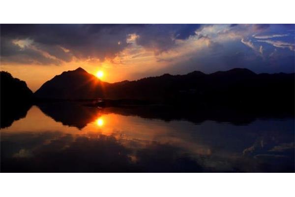 山映斜阳天接水