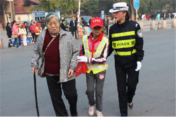 扶老奶奶过马路