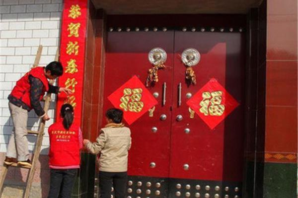 大门对联怎么贴
