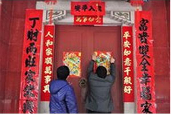 大门对联怎么贴